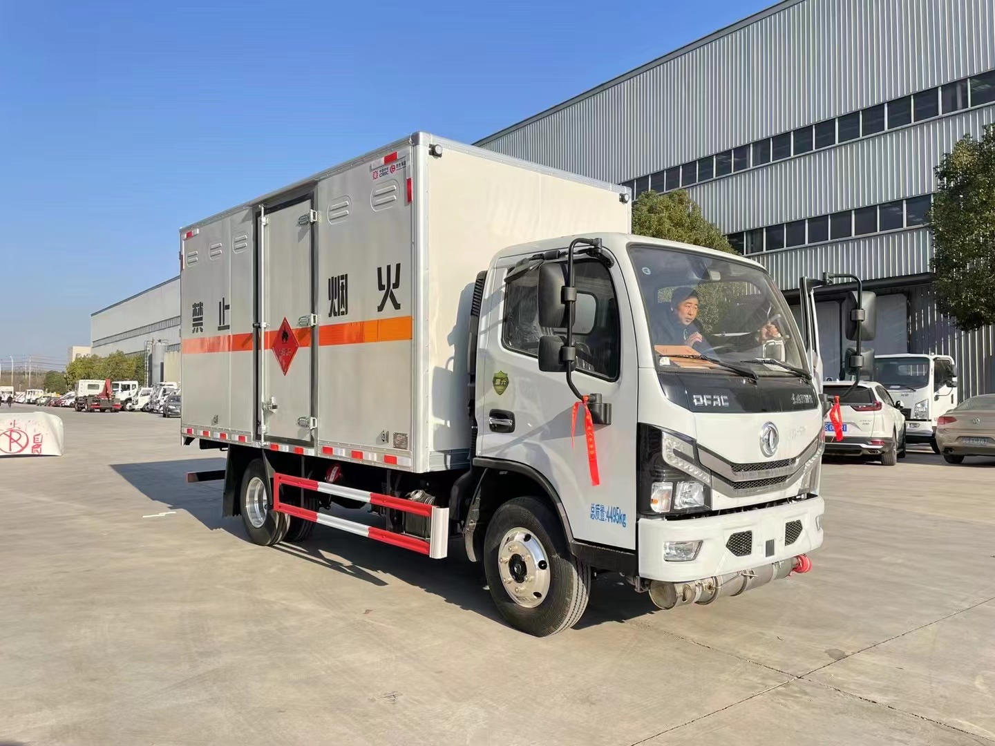 東風多利卡4.1米易燃氣體廂式車