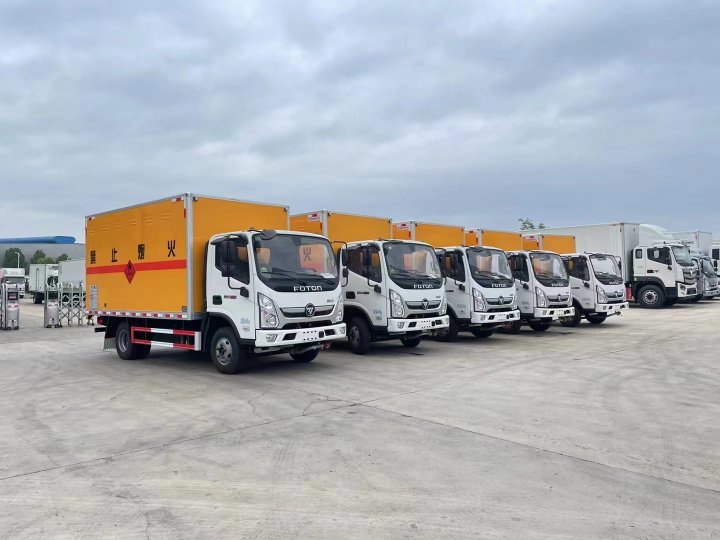 福田奧鈴藍牌4.1米（1噸）液體廂式運輸車