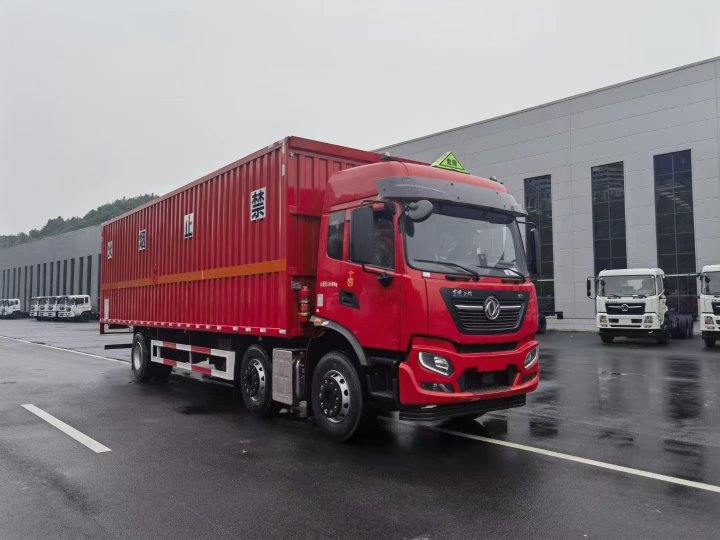 東風(fēng)天錦小三軸（7.7米/8.6米）液體廂式運輸車