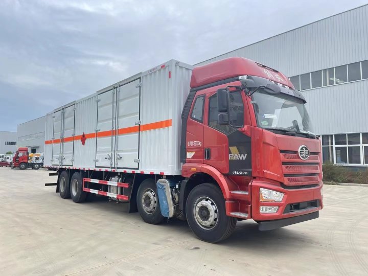 解放9.6米易燃液體廂式運輸車