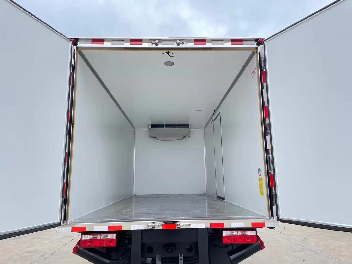 東風(fēng)5.2米雜項(xiàng)廂式車(chē)