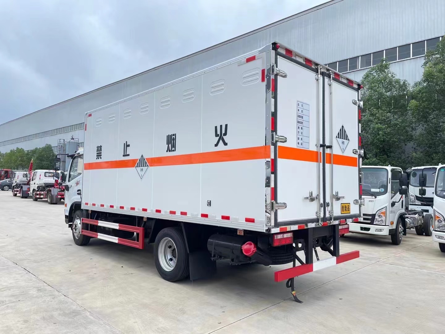 東風(fēng)5.2米雜項(xiàng)廂式車(chē)