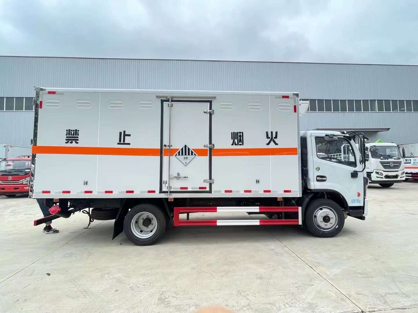 東風(fēng)5.2米雜項(xiàng)廂式車(chē)