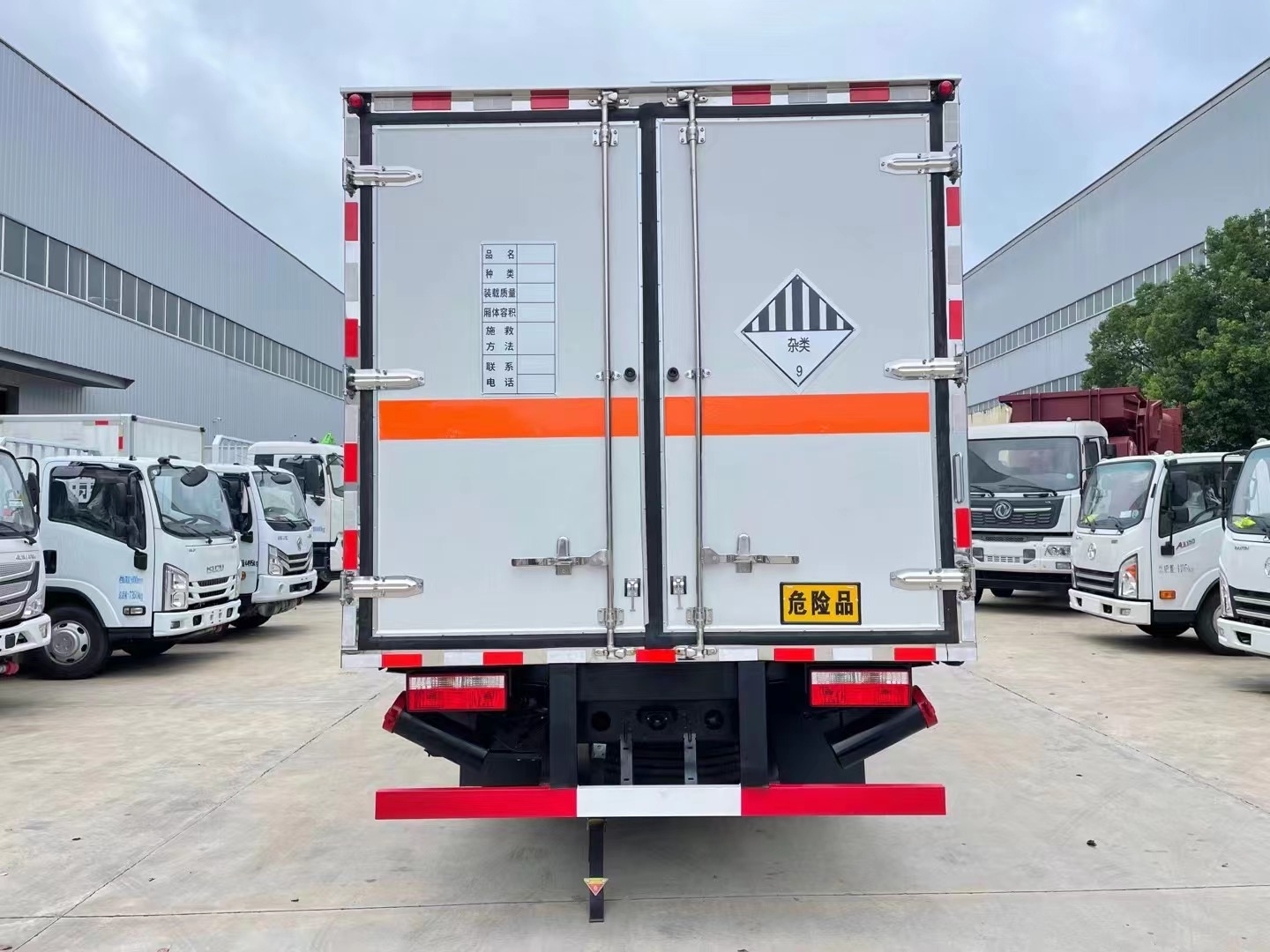 東風(fēng)5.2米雜項(xiàng)廂式車(chē)