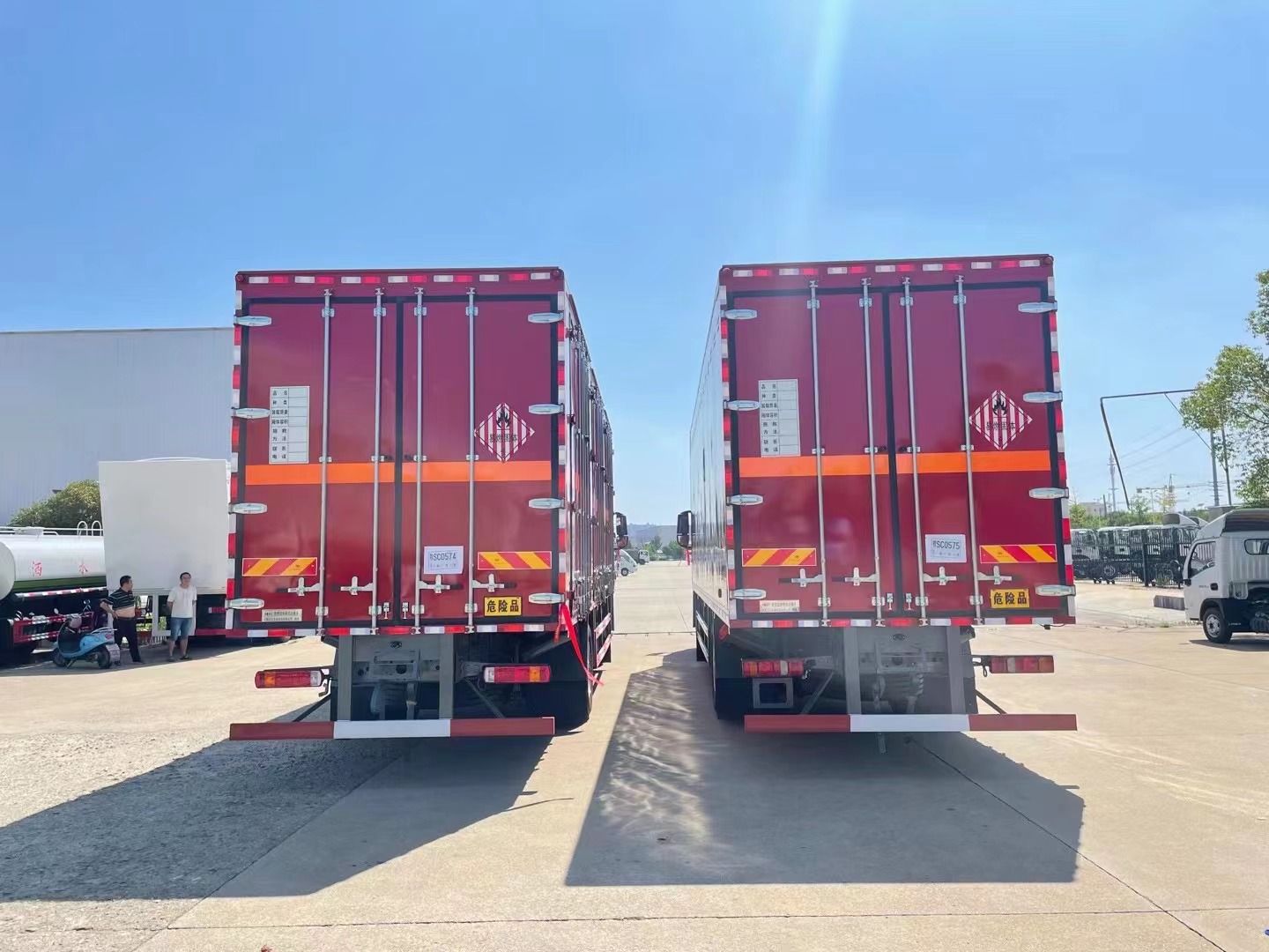 汕德卡9.5米易燃固體廂式運輸車