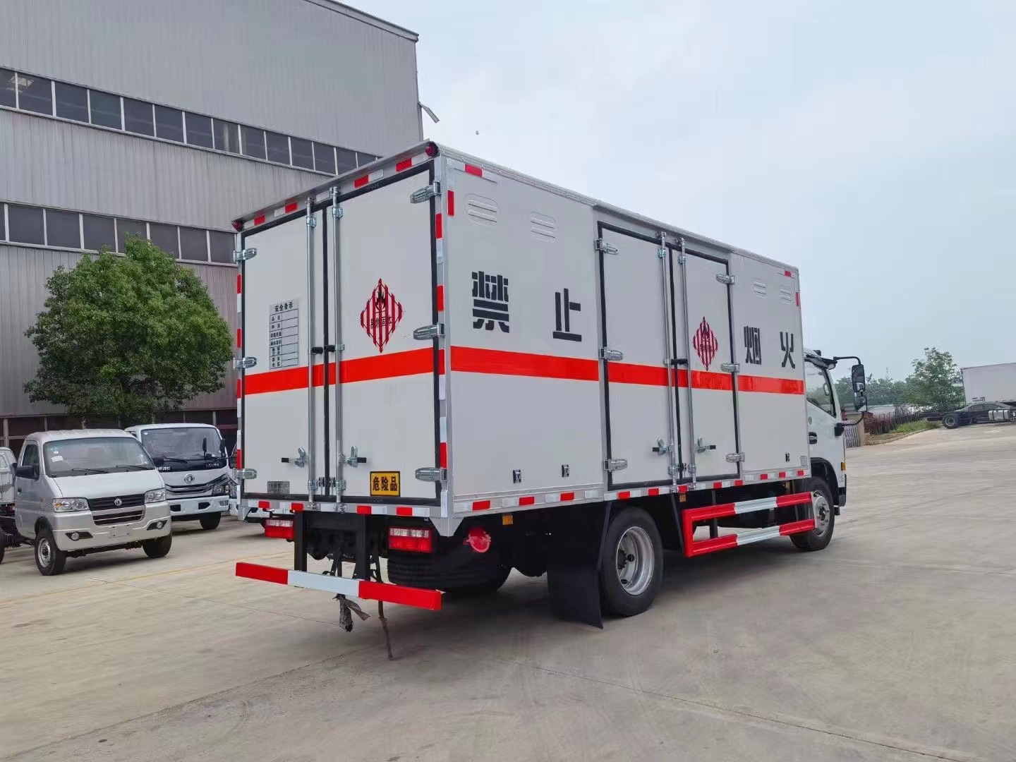 東風(fēng)多利卡（5.2米）7.2噸易燃固體廂式運(yùn)輸車