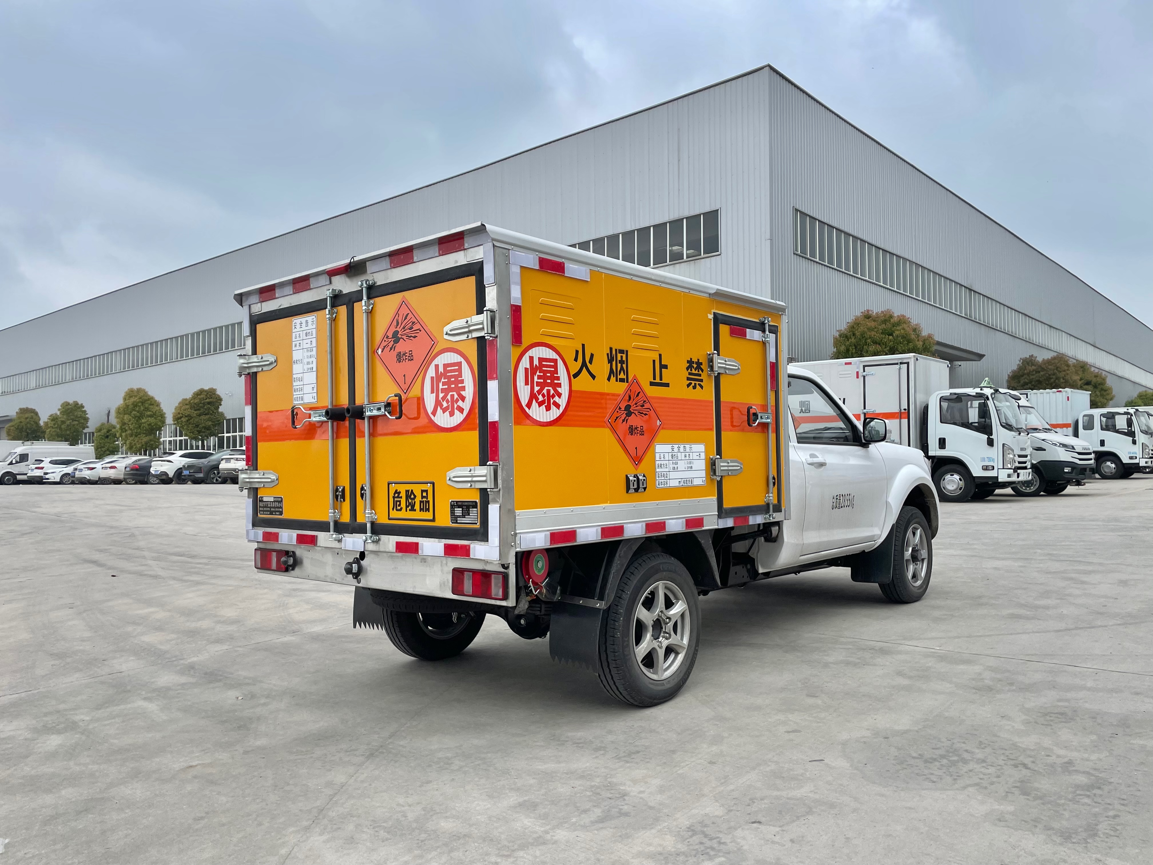 東風(fēng)日產(chǎn)四驅(qū)皮卡炸藥車